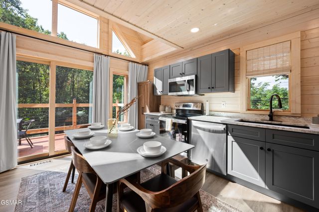 303 Beech Ridge Lane, Gatlinburg, TN 37738