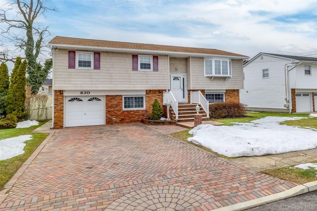 830 N Broome Avenue, Lindenhurst, NY 11757
