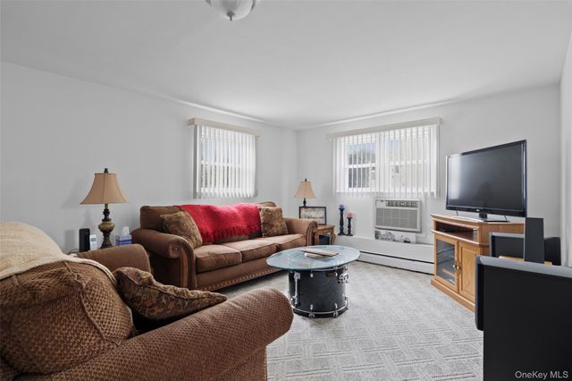 830 N Broome Avenue, Lindenhurst, NY 11757