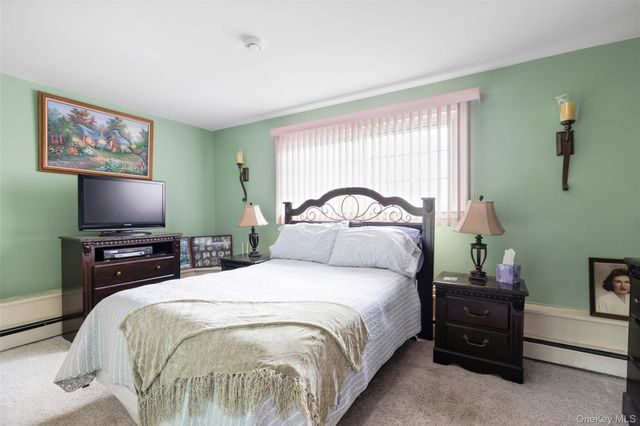 830 N Broome Avenue, Lindenhurst, NY 11757