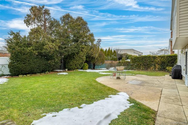 830 N Broome Avenue, Lindenhurst, NY 11757