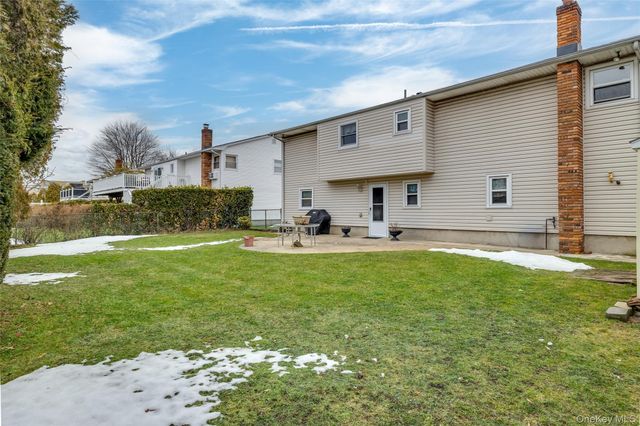 830 N Broome Avenue, Lindenhurst, NY 11757