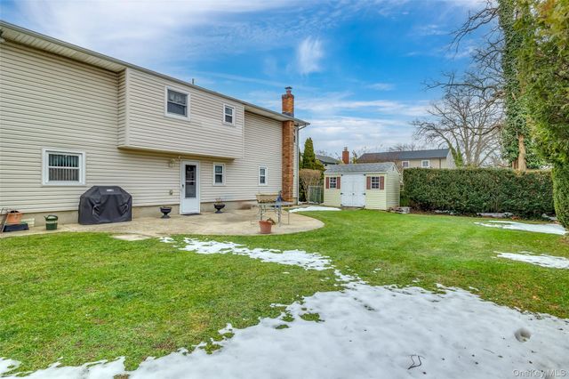 830 N Broome Avenue, Lindenhurst, NY 11757