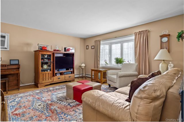 830 N Broome Avenue, Lindenhurst, NY 11757