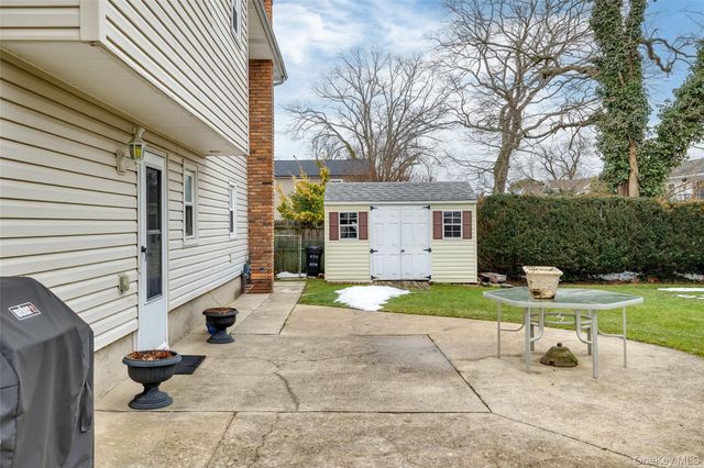 830 N Broome Avenue, Lindenhurst, NY 11757