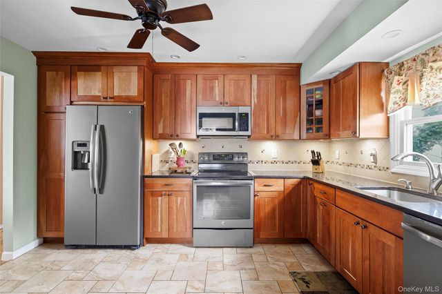 830 N Broome Avenue, Lindenhurst, NY 11757