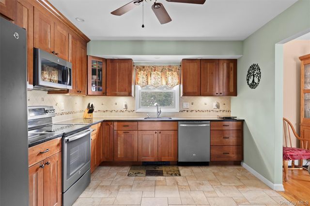 830 N Broome Avenue, Lindenhurst, NY 11757