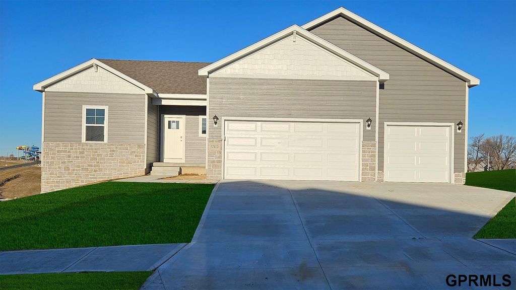 17043 Craig Street, Bennington, NE 68007