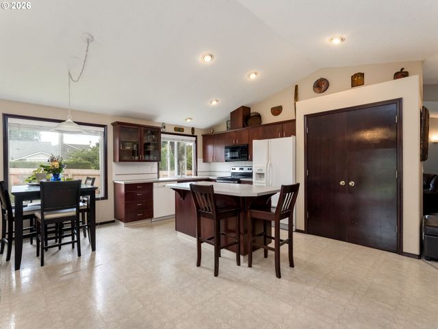 730 E 15TH Cir, La Center, WA 98629