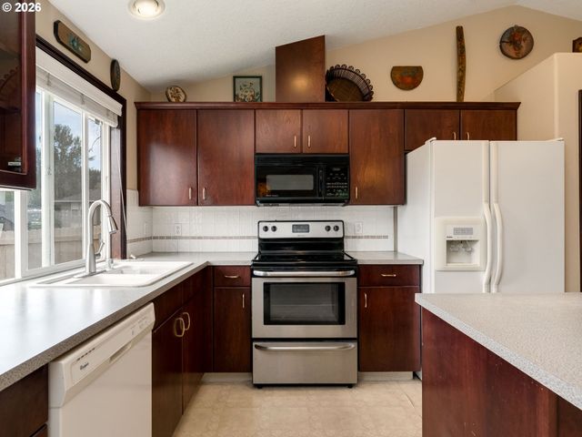 730 E 15TH Cir, La Center, WA 98629