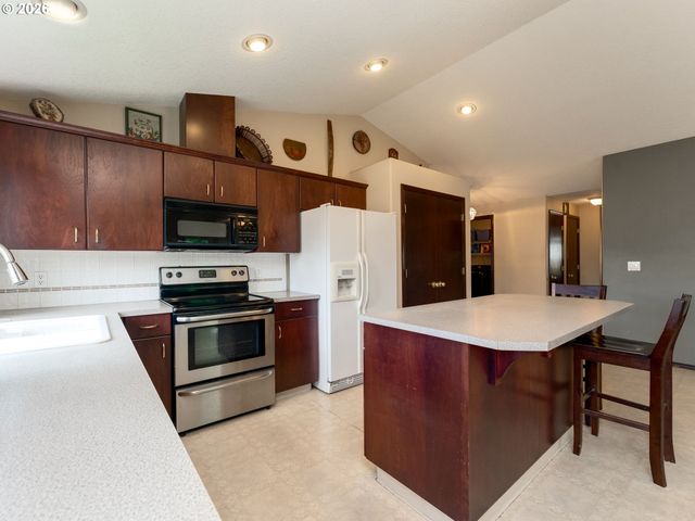 730 E 15TH Cir, La Center, WA 98629