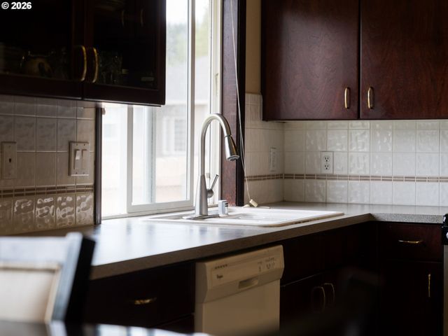 730 E 15TH Cir, La Center, WA 98629
