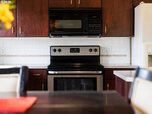 730 E 15TH Cir, La Center, WA 98629