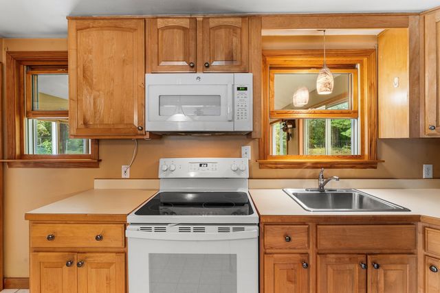 62 Woodsbury Rd, Rockland, MA 02370