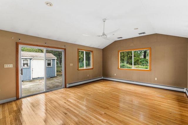 62 Woodsbury Rd, Rockland, MA 02370