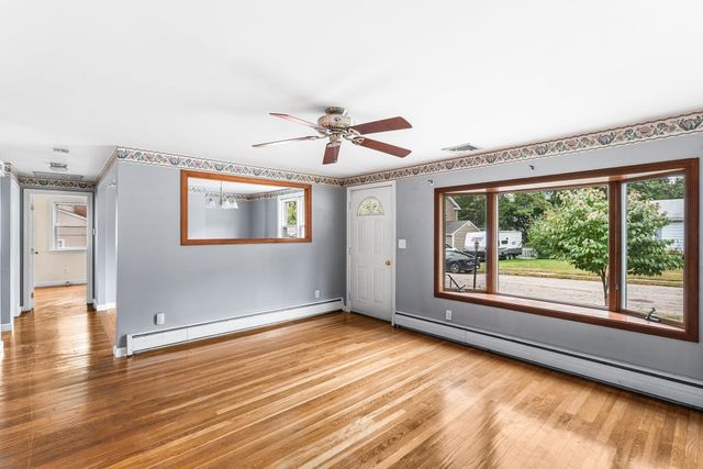 62 Woodsbury Rd, Rockland, MA 02370