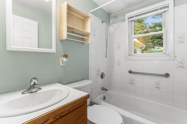 62 Woodsbury Rd, Rockland, MA 02370