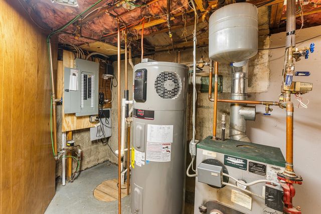 62 Woodsbury Rd, Rockland, MA 02370