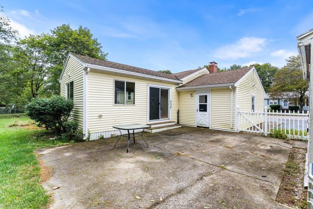 62 Woodsbury Rd, Rockland, MA 02370