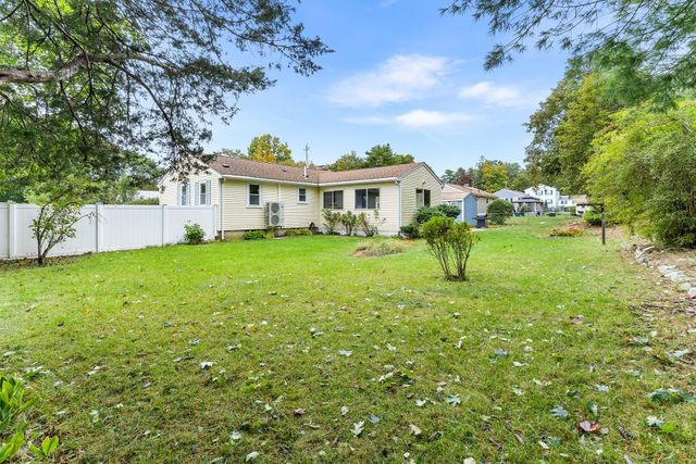 62 Woodsbury Rd, Rockland, MA 02370