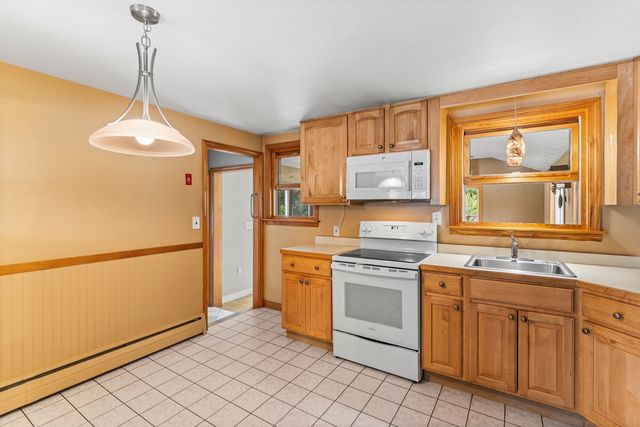 62 Woodsbury Rd, Rockland, MA 02370