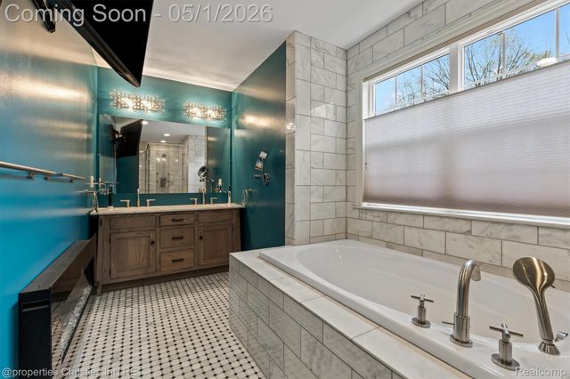 5720 Deerwood, Commerce Charter Township, MI 48382