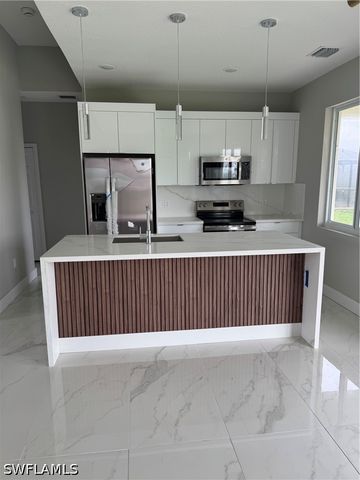 2810 27th ST SW, Lehigh Acres, FL 33976