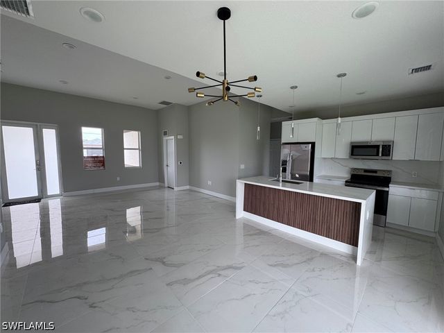 2810 27th ST SW, Lehigh Acres, FL 33976