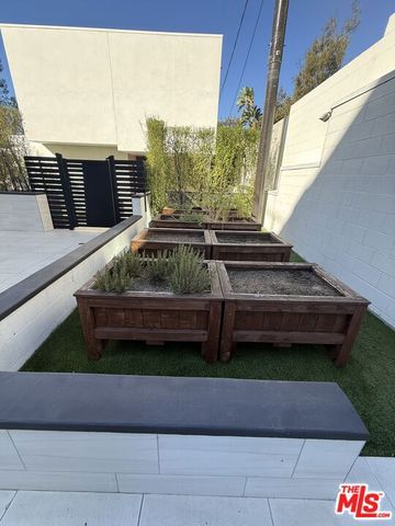 505 S Barrington Avenue 106, Los Angeles, CA 90049