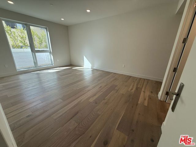 505 S Barrington Avenue 106, Los Angeles, CA 90049