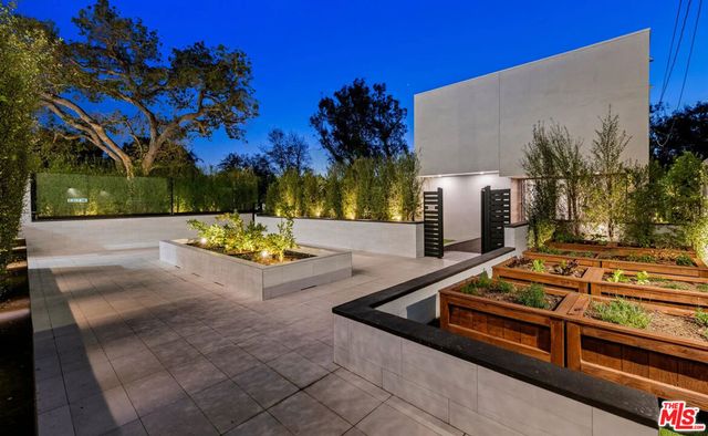 505 S Barrington Avenue 106, Los Angeles, CA 90049