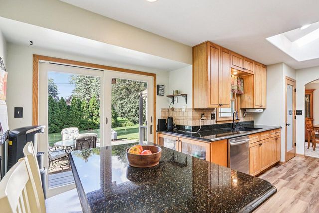 15300 Fieldstone DRIVE, Brookfield, WI 53005