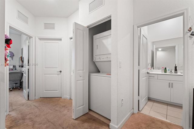 582 NE 207th St, Miami, FL 33179