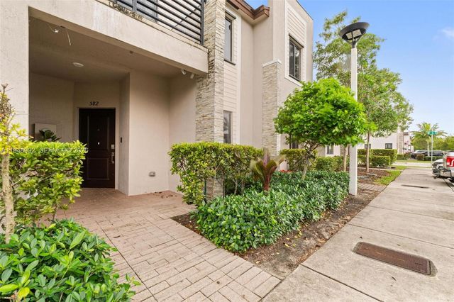 582 NE 207th St, Miami, FL 33179