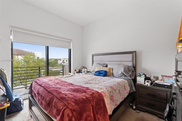 582 NE 207th St, Miami, FL 33179