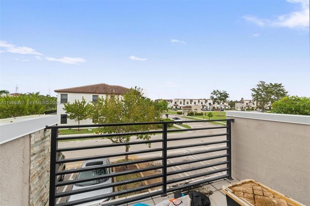 582 NE 207th St, Miami, FL 33179