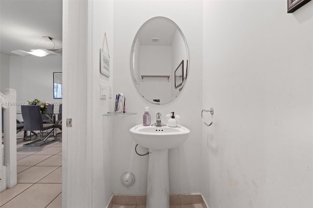 582 NE 207th St, Miami, FL 33179