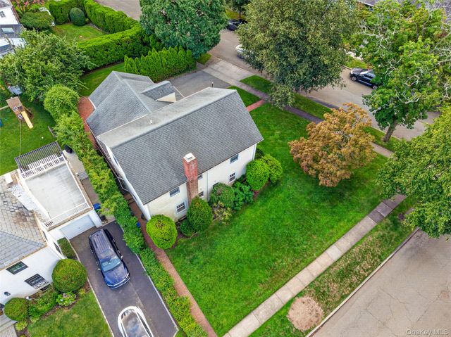 17 Maxwell Road, Garden City, NY 11530