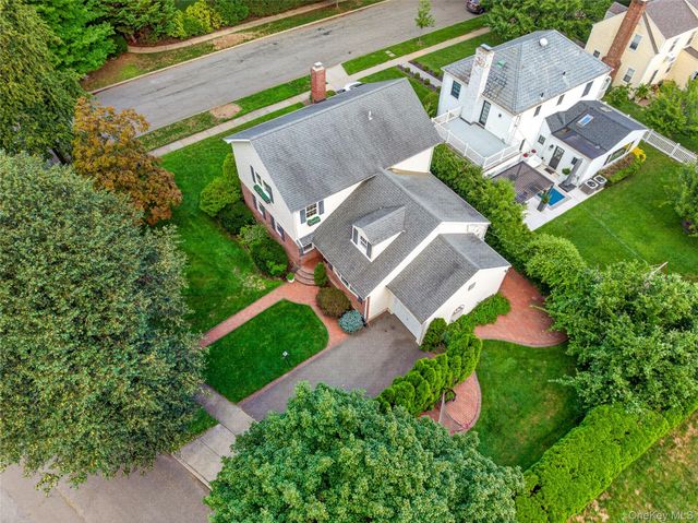 17 Maxwell Road, Garden City, NY 11530