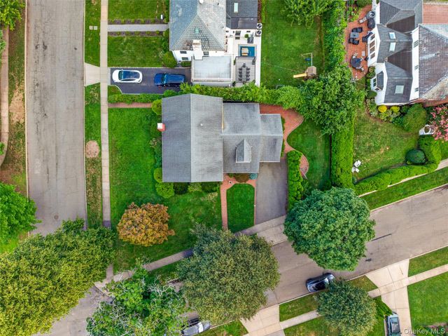 17 Maxwell Road, Garden City, NY 11530