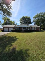 1011 Voorhees Lane, Brighton, IL 62012