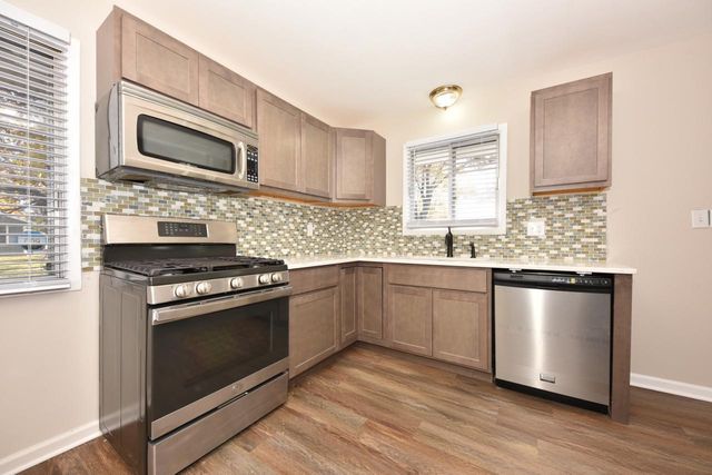 8271 N 106th STREET, Milwaukee, WI 53224