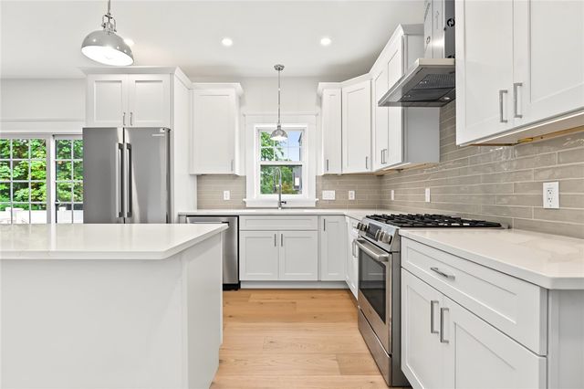26 Carpenter Avenue, Barrington, RI 02806
