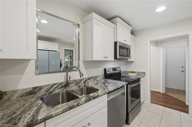 7740 Waters Edge LN, Gloucester Point, VA 23062