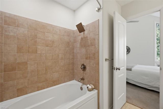 7740 Waters Edge LN, Gloucester Point, VA 23062