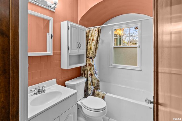 2019 11TH Street Place, East Moline, IL 61244