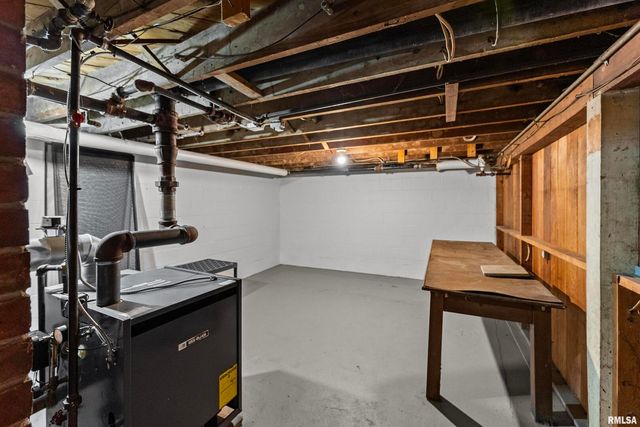 2019 11TH Street Place, East Moline, IL 61244