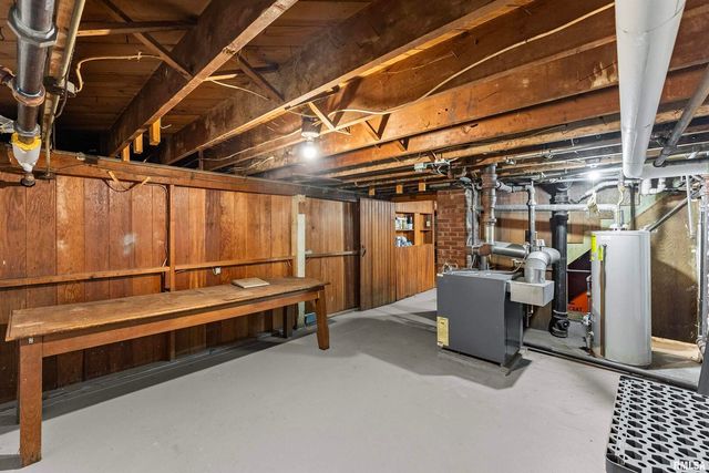 2019 11TH Street Place, East Moline, IL 61244