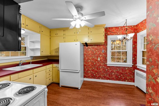 2019 11TH Street Place, East Moline, IL 61244