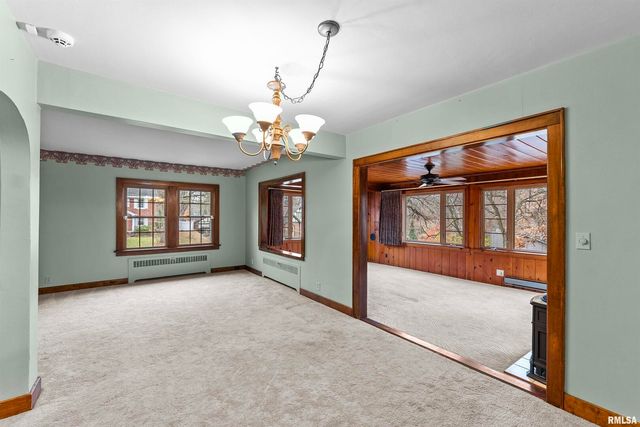 2019 11TH Street Place, East Moline, IL 61244